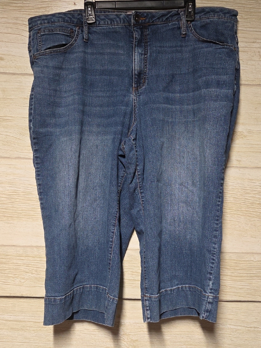 Cropped Women's Denim Ankle Jeans in Medium Blue